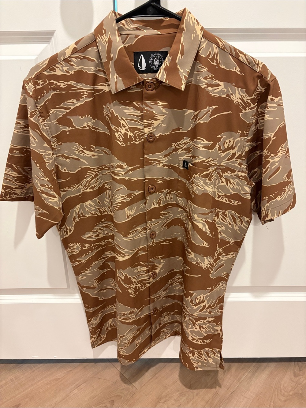 Short-Sleeve Button-Down Shirt in Brown & Cream by